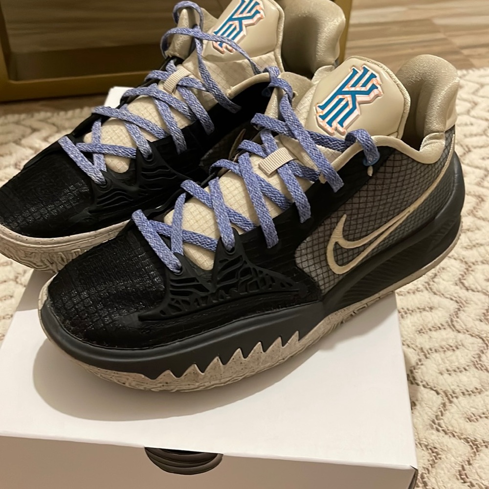 NIKE KYRIE LOW 4 BLACK-RATTAN-DARK SMOKE GREY